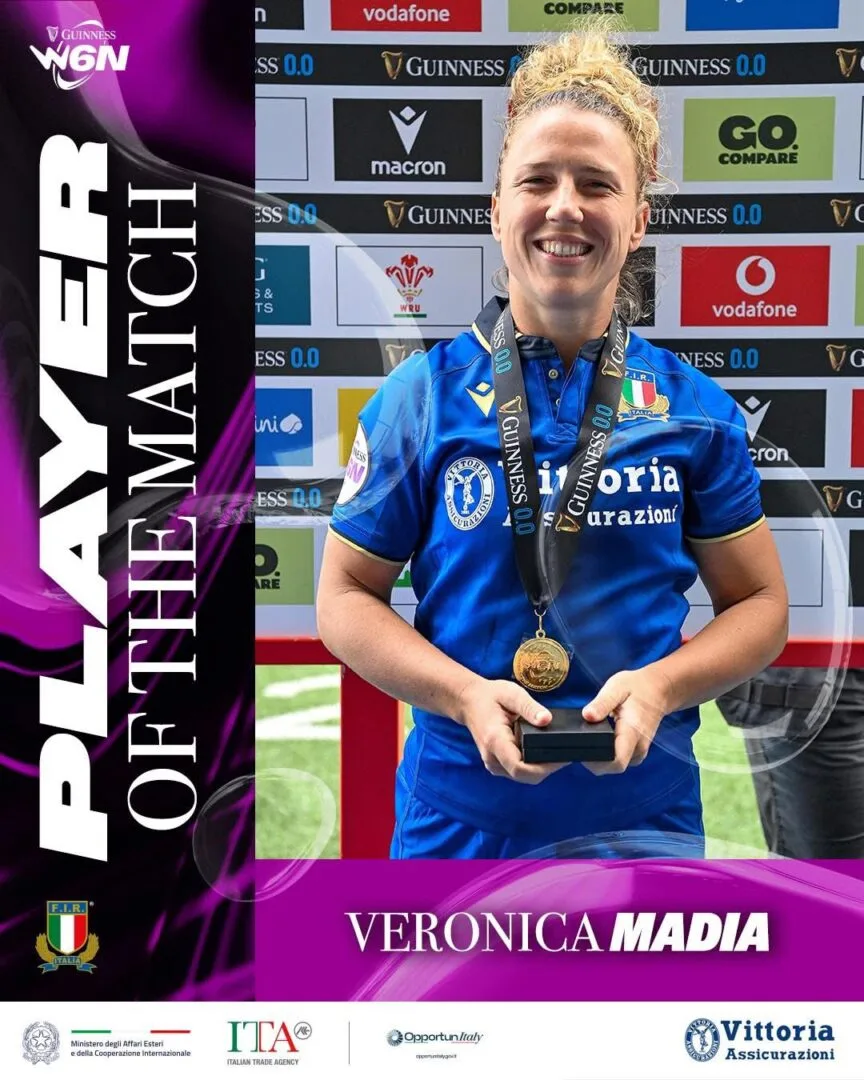 La giocatrice italiana di rugby Veronica Madia sorride mentre mostra il premio di Player of the Match con la medaglia al collo.