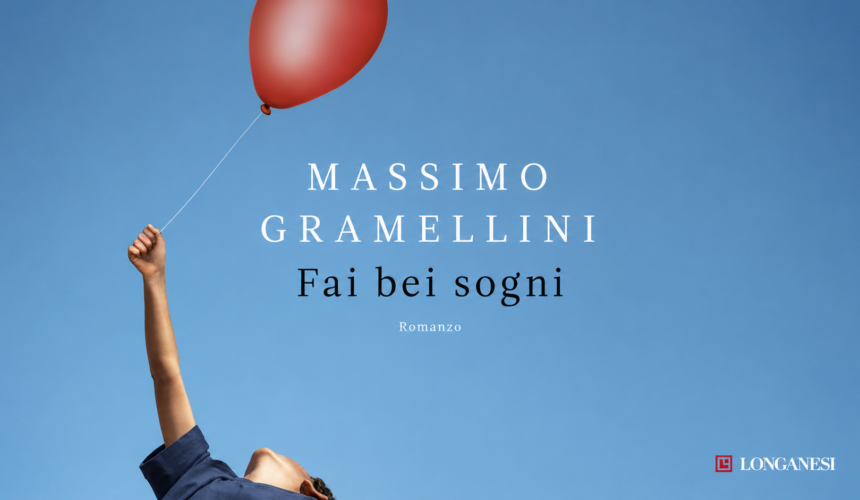 Un ragazzo visto dal basso alza il braccio verso un palloncino rosso che vola nel cielo azzurro, con il titolo “Fai bei sogni” e il nome di Massimo Gramellini al centro dell’immagine.