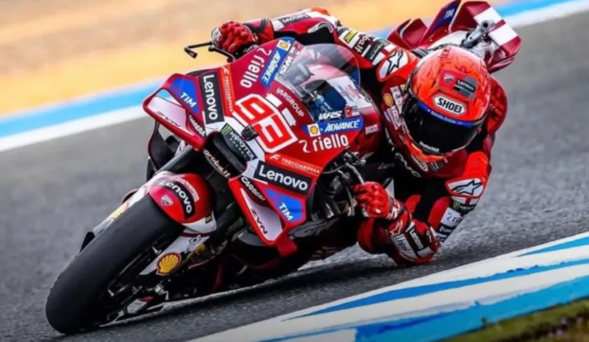Pilota Ducati del campionato MotoGP affronta una curva del circuito con una piega molto accentuata vicino all’asfalto.