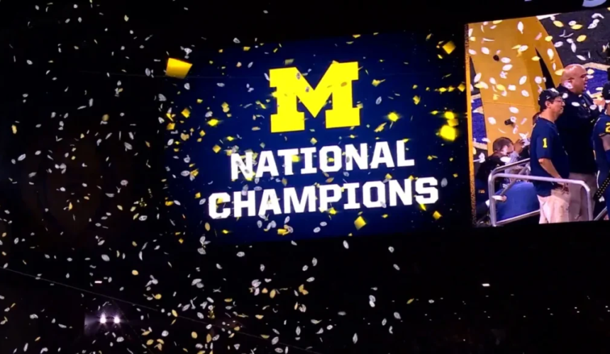 Maxischermo con la scritta “National Champions” dei Michigan Wolverines circondato da coriandoli durante i festeggiamenti per la vittoria del titolo.