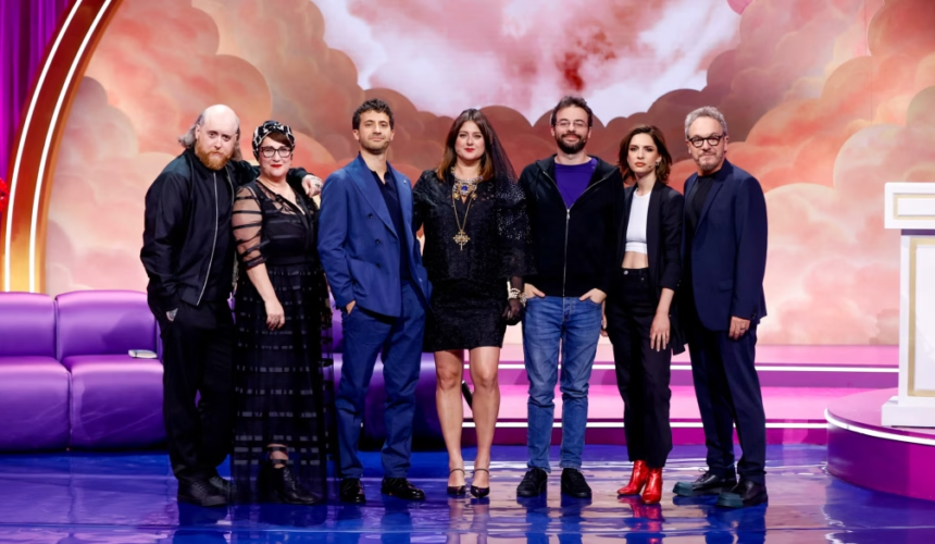 Grafica promozionale dell’evento “Roast in Peace” con elementi visivi in stile comedy show e atmosfera ironica.