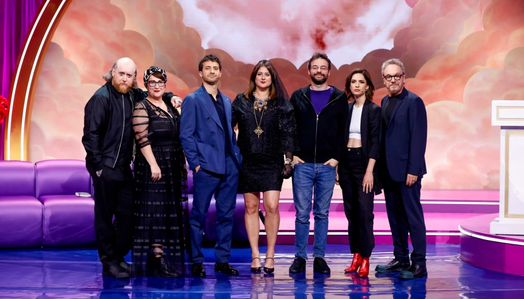 Grafica promozionale dell’evento “Roast in Peace” con elementi visivi in stile comedy show e atmosfera ironica.