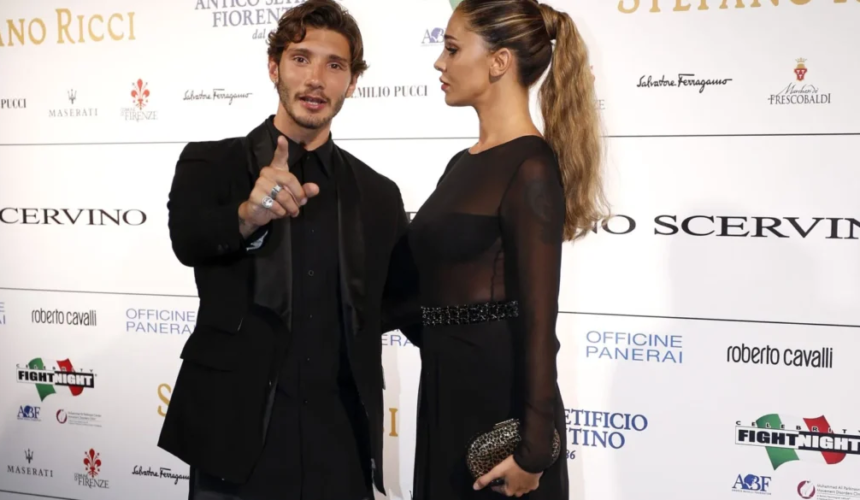 Stefano De Martino e Belen Rodriguez posano eleganti davanti ai fotografi durante una serata mondana.
