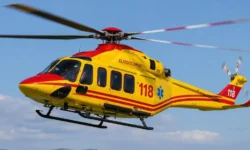 Elicottero del servizio di elisoccorso 118 in volo durante un intervento di emergenza sanitaria.