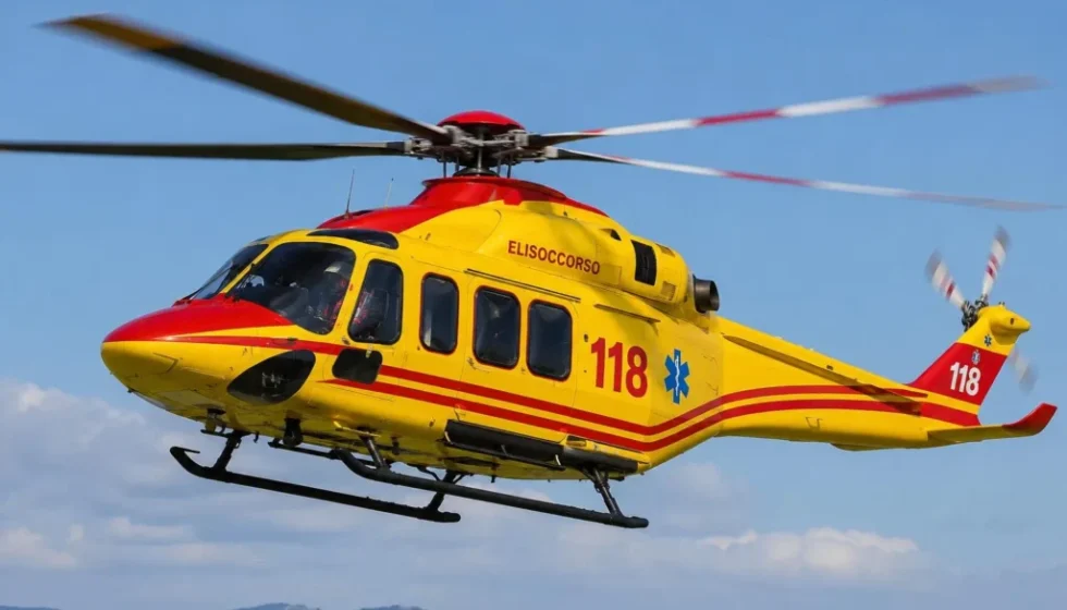 Elicottero del servizio di elisoccorso 118 in volo durante un intervento di emergenza sanitaria.