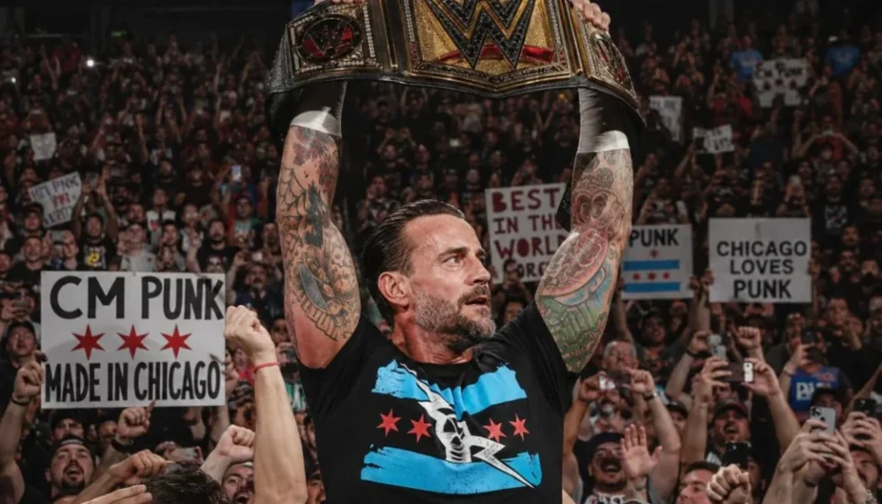 CM Punk alza il World Heavyweight Championship sopra la testa davanti a un'arena gremita di tifosi durante uno show WWE.