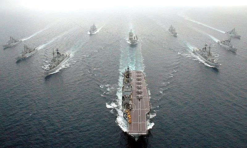 Flotta di navi militari in navigazione in mare aperto durante un'operazione navale internazionale.